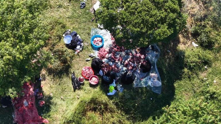 Sultangazide kurbanlıkları yol kenarları ve parklarda kestiler