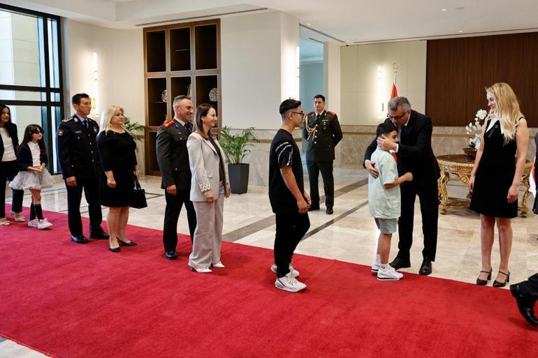 KKTC Cumhurbaşkanı Tufan Erhürman vatandaşlarla bayramlaştı