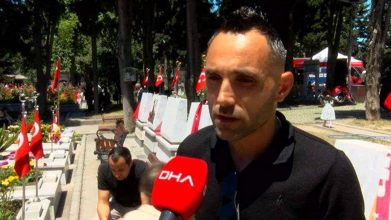 Şehit aileleri bayramın ilk gününde Edirnekapı Şehitliğini ziyaret etti