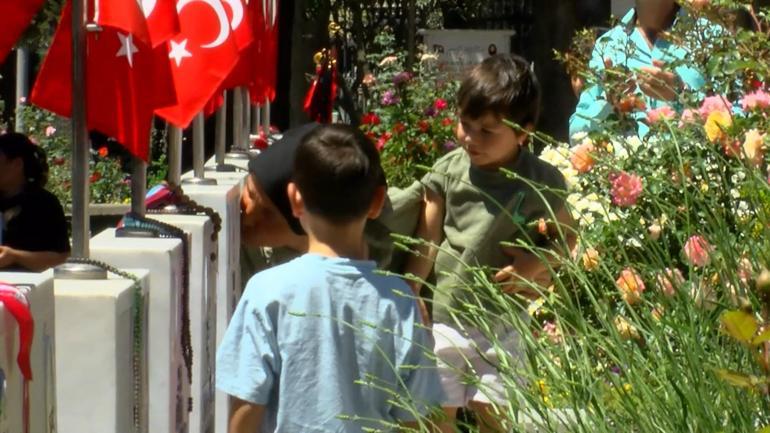 Şehit aileleri bayramın ilk gününde Edirnekapı Şehitliğini ziyaret etti