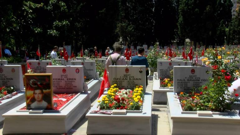 Şehit aileleri bayramın ilk gününde Edirnekapı Şehitliğini ziyaret etti