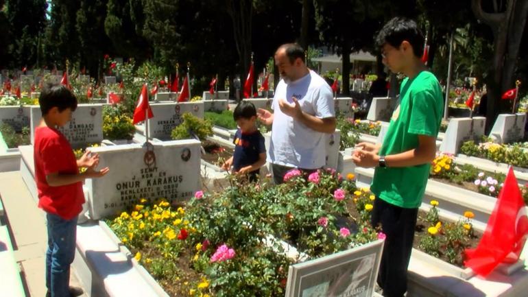 Şehit aileleri bayramın ilk gününde Edirnekapı Şehitliğini ziyaret etti