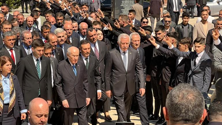 Bahçeli, Ülkücü Şehitler Anıtını ziyaret etti
