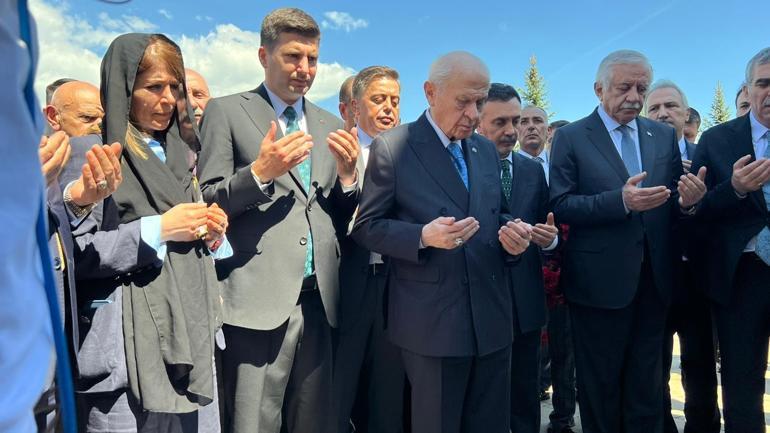 Bahçeli, Ülkücü Şehitler Anıtını ziyaret etti