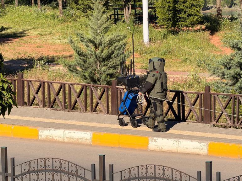 Tunceli’de fünye ile patlatılan poşetten battaniye çıktı