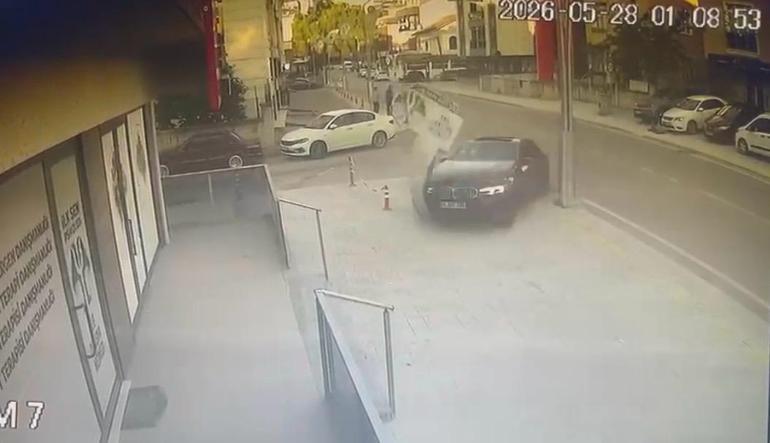 Otomobil iş yerine girdi; kaza anı kamerada