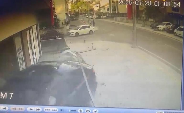 Otomobil iş yerine girdi; kaza anı kamerada