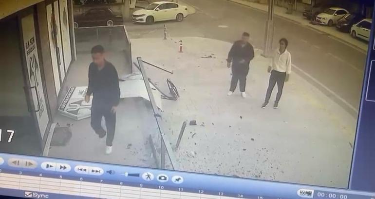 Otomobil iş yerine girdi; kaza anı kamerada