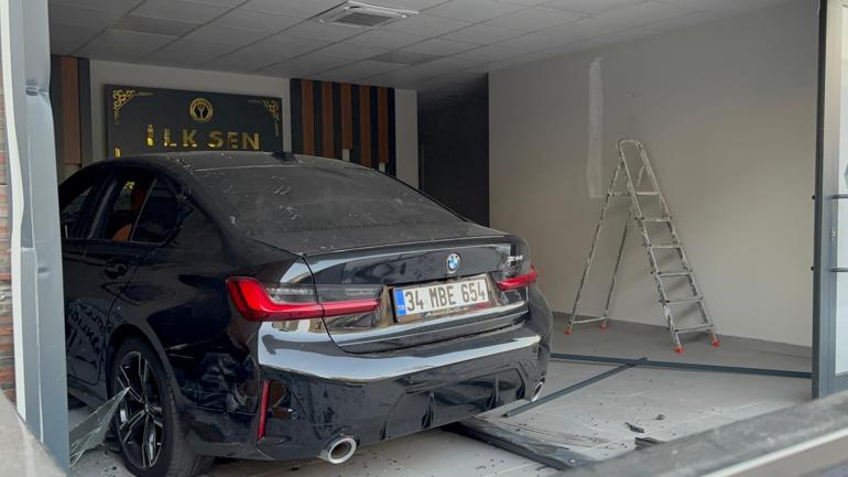 Otomobil iş yerine girdi; kaza anı kamerada