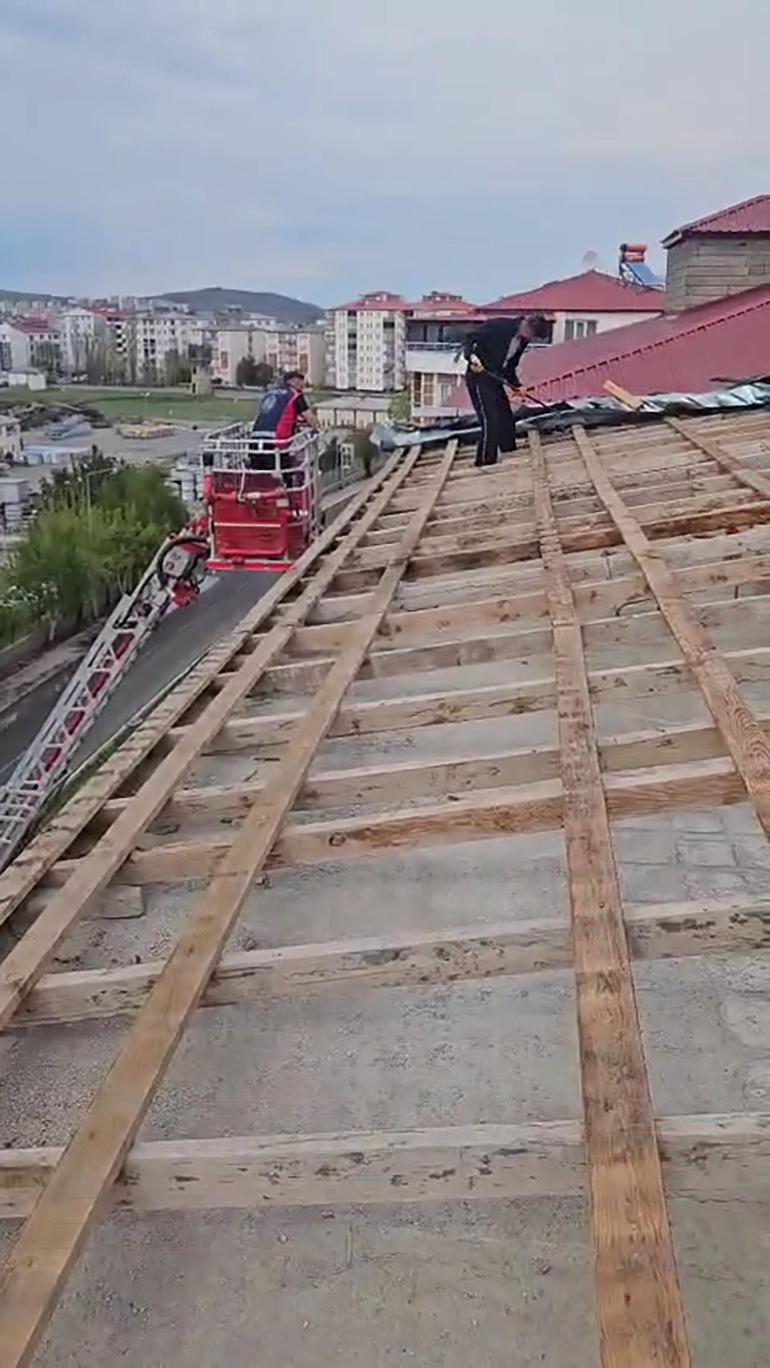 Kars’ta şiddetli rüzgârda bir apartmanın çatısı uçtu