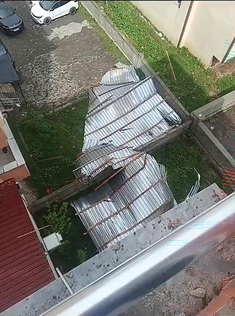 Kars’ta şiddetli rüzgârda bir apartmanın çatısı uçtu