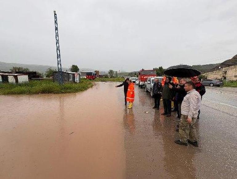 Çorumda sağanak ve dolu: Yollar su altında kaldı