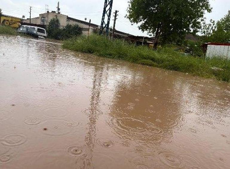 Çorumda sağanak ve dolu: Yollar su altında kaldı