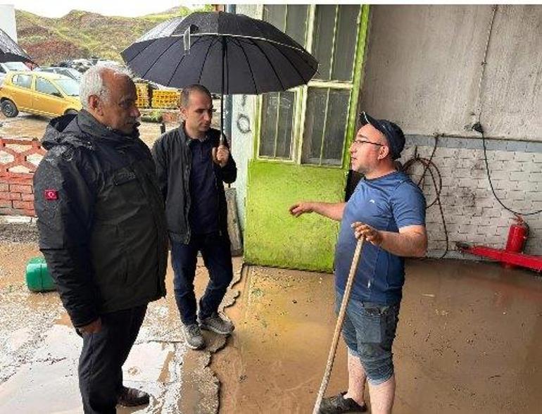 Çorumda sağanak ve dolu: Yollar su altında kaldı