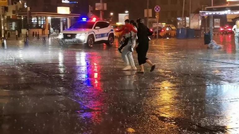 İzmir’de kısa süreli sağanak yağış etkili oldu
