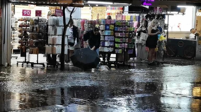 İzmir’de kısa süreli sağanak yağış etkili oldu