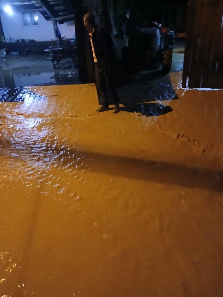 Bursada sağanak hayatı olumsuz etkiledi bazı evleri su bastı