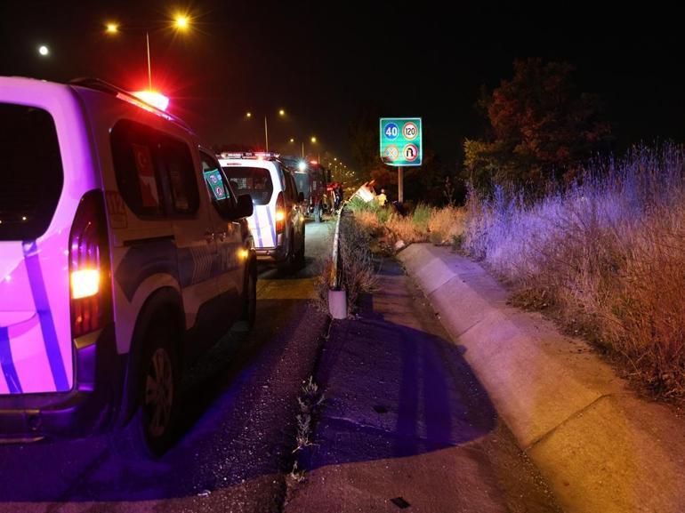 İzmir’de su kanalına girip takla atan hafif ticari araç şarampole devrildi: 2 ölü