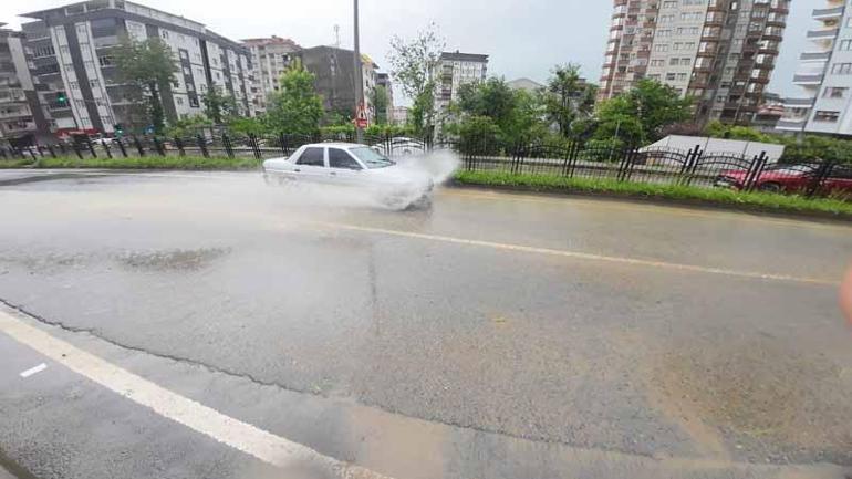 Rizede sağanak; yollar göle döndü