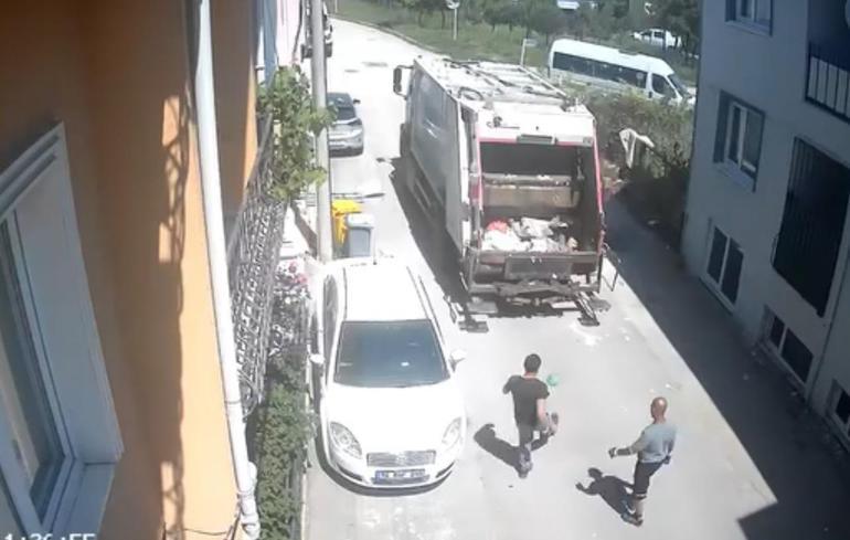 Temizlik görevlilerinin buldukları topla futbol oynadığı anlar kamerada