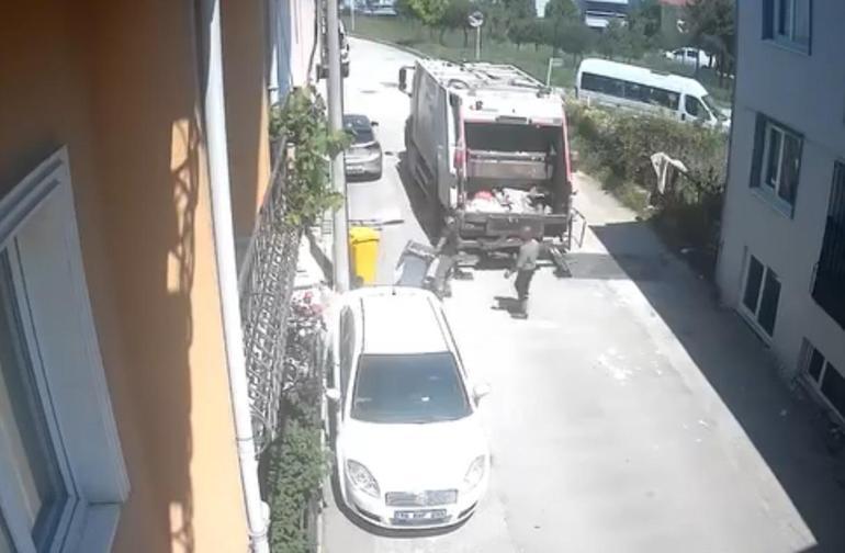 Temizlik görevlilerinin buldukları topla futbol oynadığı anlar kamerada