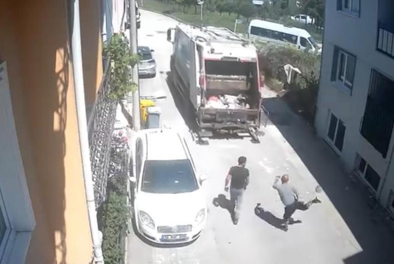Temizlik görevlilerinin buldukları topla futbol oynadığı anlar kamerada
