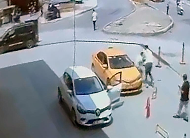 Trafikte tartıştığı taksiciyi takip edip, bıçakladı; olay kamerada