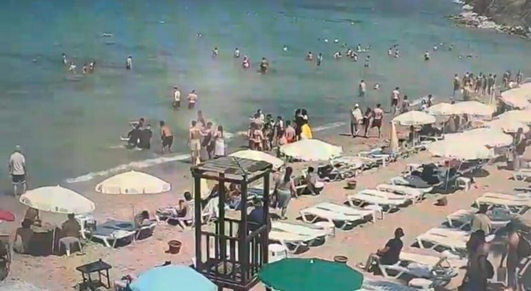 Denizde boğulma tehlikesi geçiren Çinli turist kurtarıldı; o anlar kamerada