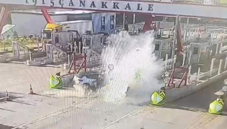 Otoyol gişelerine çarpan otomobildeki karı-kocayı ölüm ayırdı; kaza anı kamerada