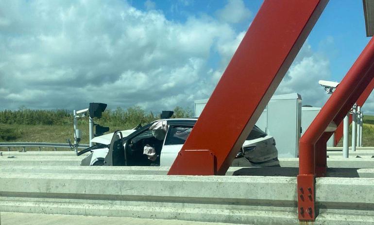 Otoyol gişelerine çarpan otomobildeki karı-kocayı ölüm ayırdı; kaza anı kamerada