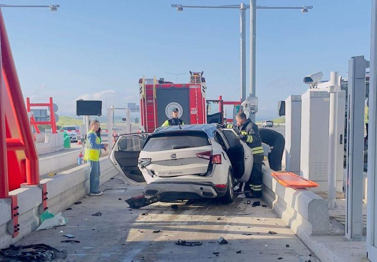 Otoyol gişelerine çarpan otomobildeki karı-kocayı ölüm ayırdı; kaza anı kamerada