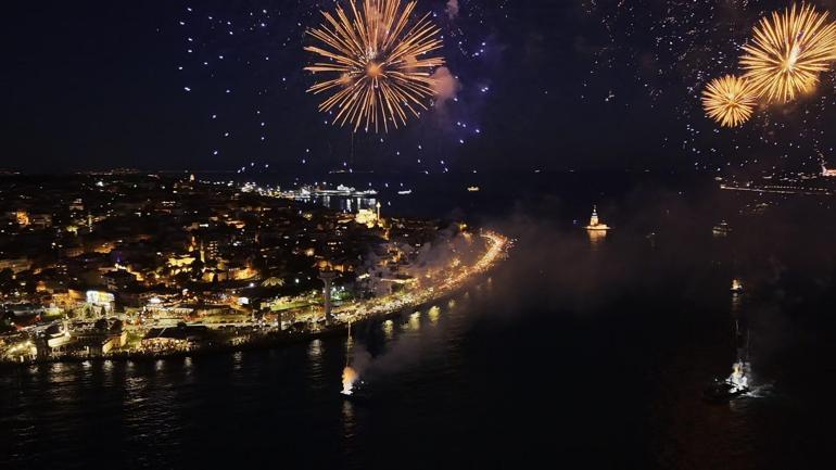 İstanbul Boğazı’ndaki havai fişek gösterisi havadan görüntülendi