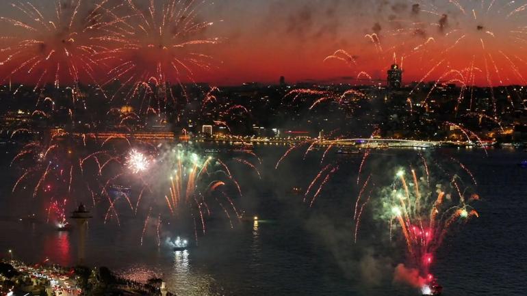 İstanbul Boğazı’ndaki havai fişek gösterisi havadan görüntülendi