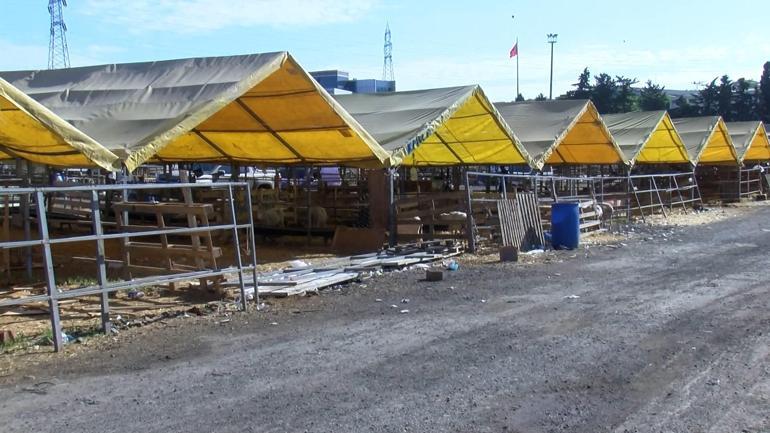 Bahçelievlerde son kurbanlıklar alıcısını bekliyor; çadırlar toplanmaya başladı
