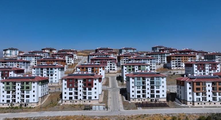 Bakan Kurum, depremzede ailenin bayram sevincini paylaştı