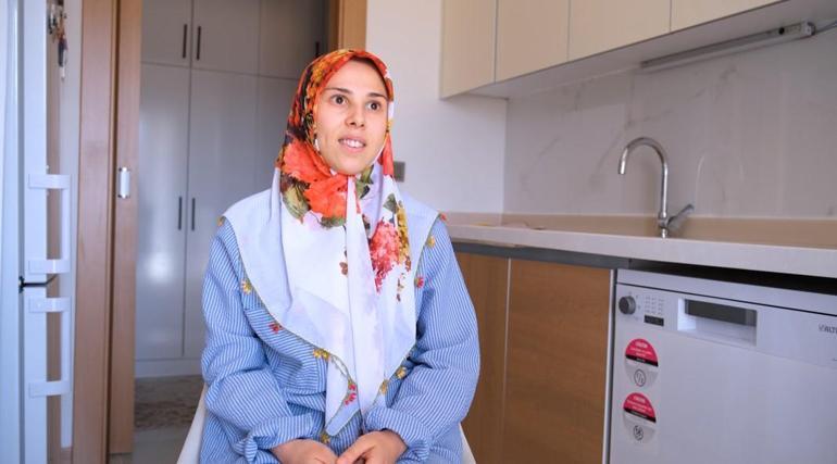 Bakan Kurum, depremzede ailenin bayram sevincini paylaştı