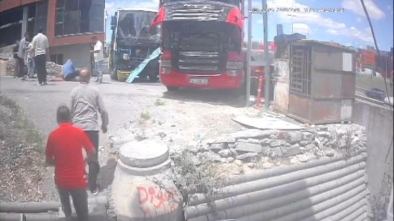 Beylikdüzünde freni boşalan İETT otobüsü TIRa çarptı; kaza kamerada
