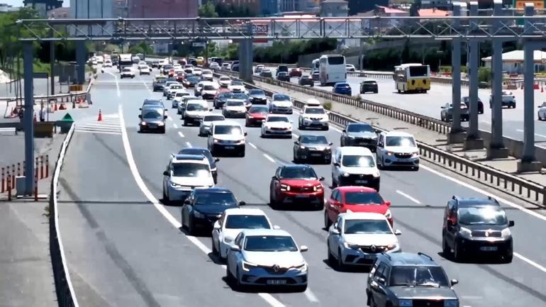 Bayramın son gününde Çamlıca gişelerindeki yoğunluk havadan görüntülendi