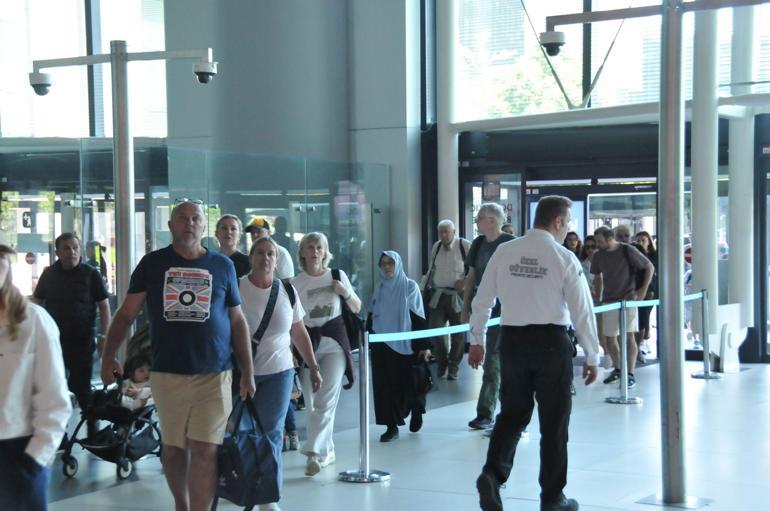 Tatilcilerin dönüşü başladı; İstanbul’daki havalimanlarında 2 bin 470’in üzerinde uçuş bekleniyor