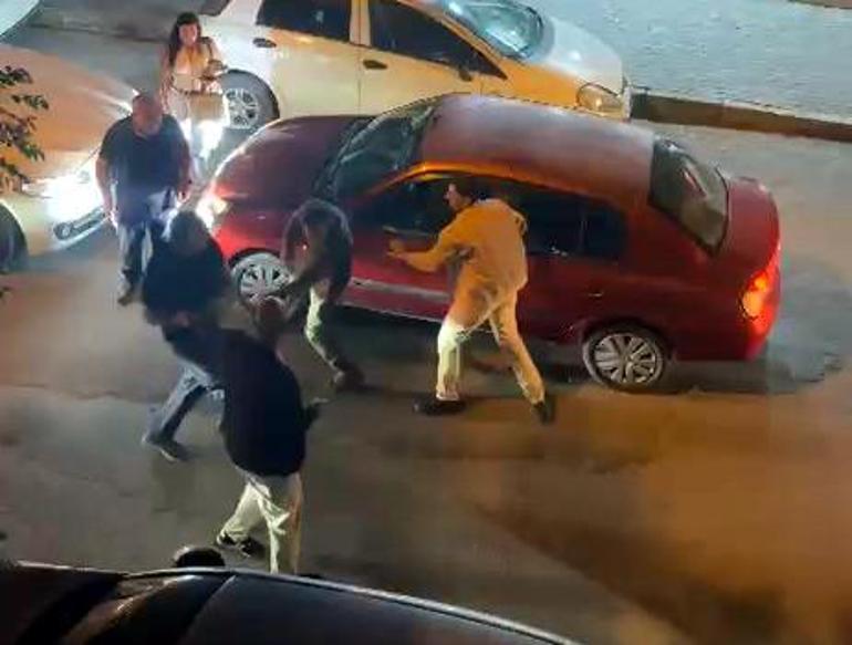 Avcılar’da tekme ve yumruklu yol verme kavgasını gülerek cep telefonu kamerasıyla kaydetti