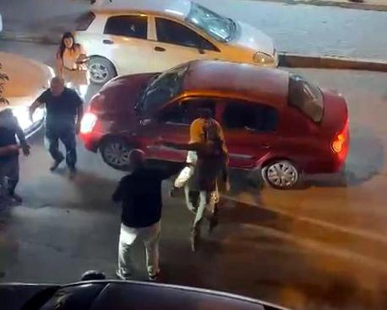 Avcılar’da tekme ve yumruklu yol verme kavgasını gülerek cep telefonu kamerasıyla kaydetti