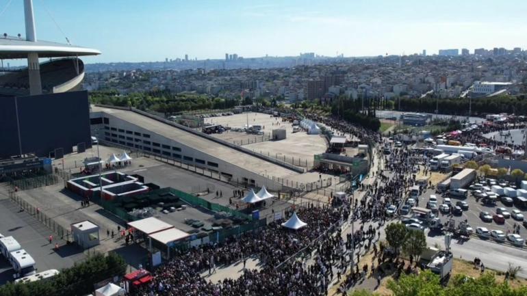Kanye West hayranları saatler kala kuyruğa girdi; yoğunluk havadan görüntülendi
