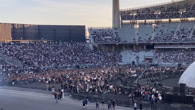 Kanye West’in konseri öncesi müzikseverler yerlerini aldı