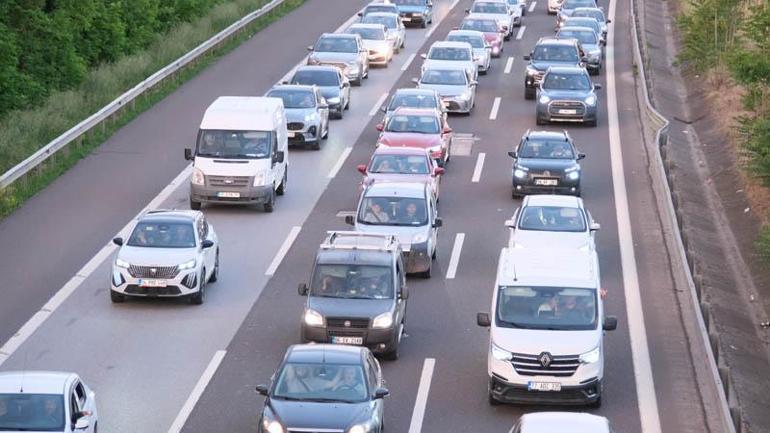 Anadolu Otoyolu Düzce geçişinde trafik durma noktasında