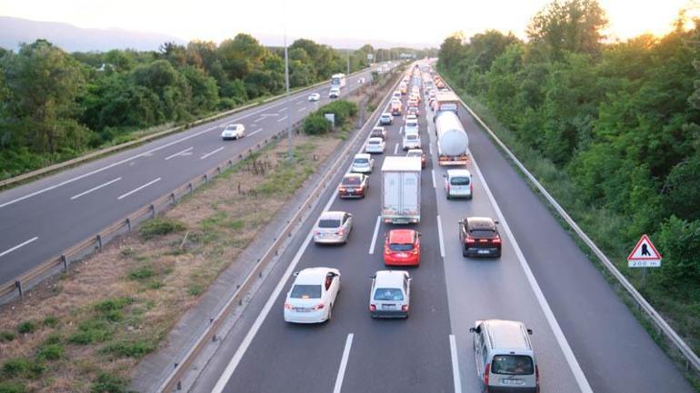 Anadolu Otoyolu Düzce geçişinde trafik durma noktasında