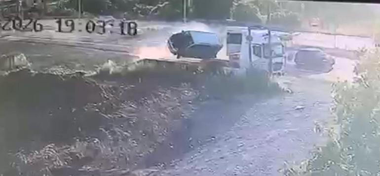 Midibüsün çarptığı kamyonet takla attı: 1 ölü, 8 yaralı