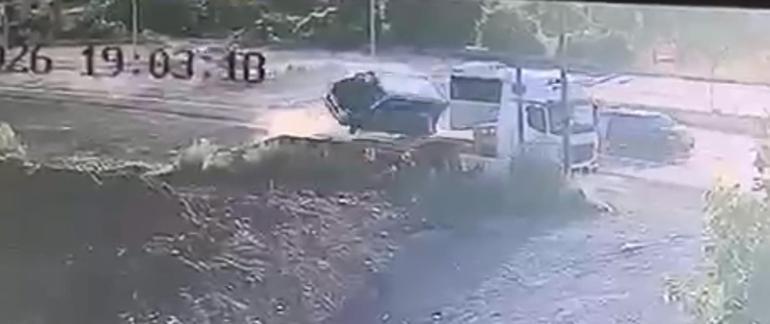 Midibüsün çarptığı kamyonet takla attı: 1 ölü, 8 yaralı