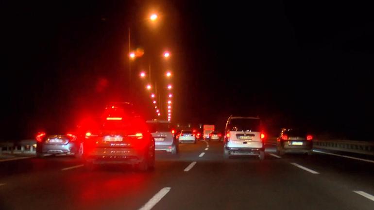 İstanbulda bayram dönüşü köprülerde trafik yoğunluğu