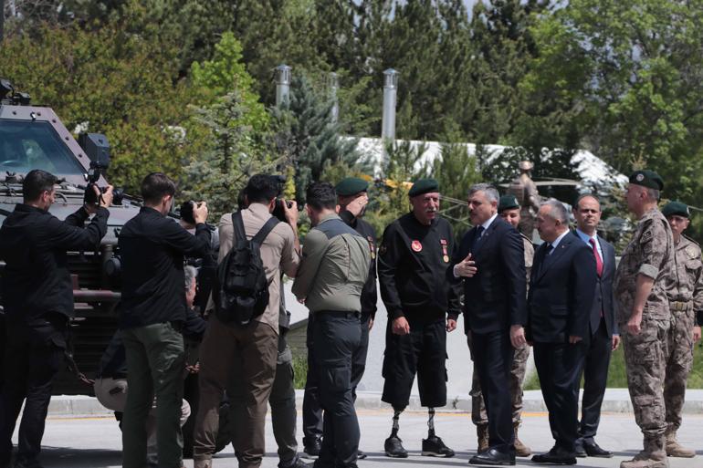Bakan Çiftçi, özel harekat polisleriyle bayramlaştı