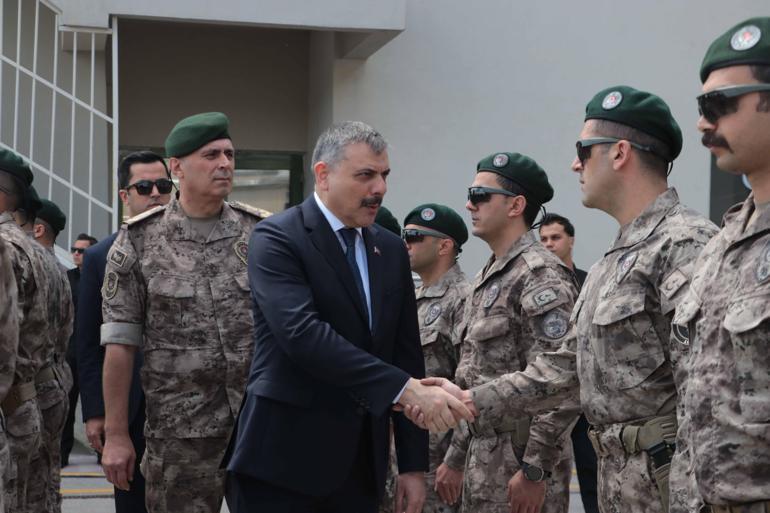 Bakan Çiftçi, özel harekat polisleriyle bayramlaştı